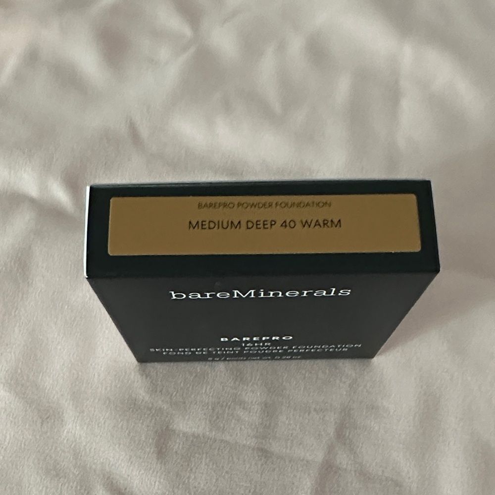 bareMinerals BAREPRO 16HR Foundation in Medium Deep 40 Warm - Picture 2 of 2